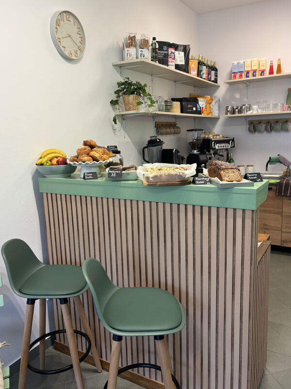 Bar s vitrínou, mlýnky na kávu a policemi