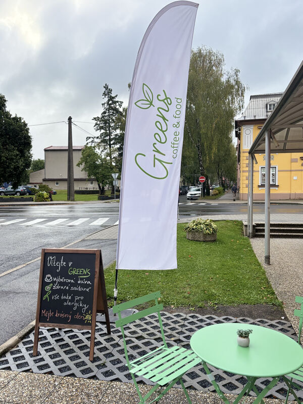 Vlajka Greens a zahrádka před vchodem