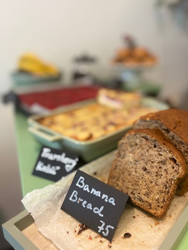 Banana bread a tvarohový koláč na baru