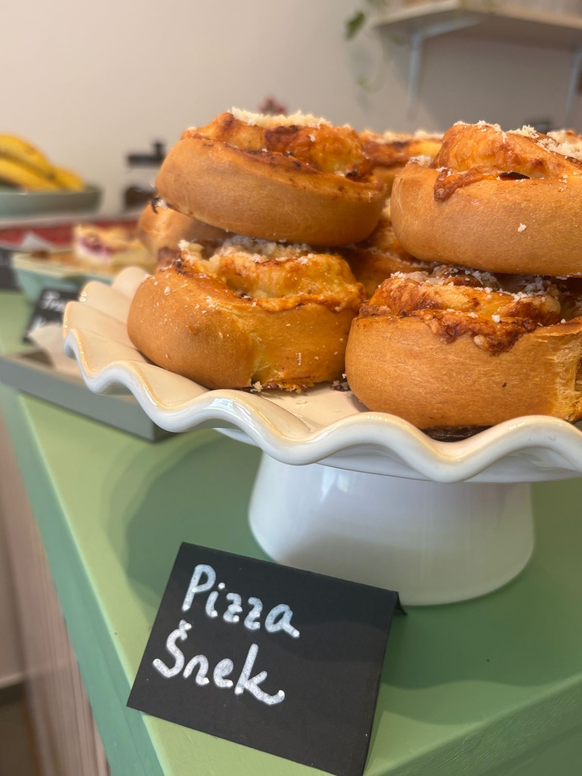 Pizza šneci na porcelánovém podnosu