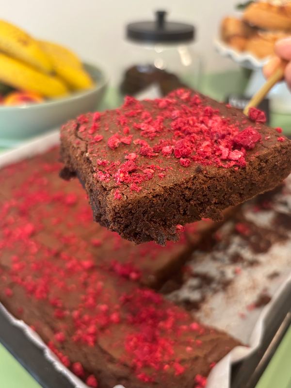 Brownie posypané lyofilizovanými malinami