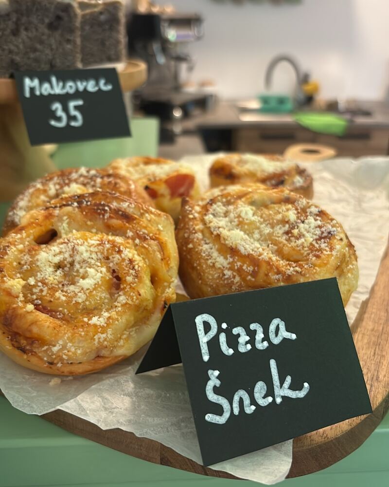 Pizza šneci na prkénku